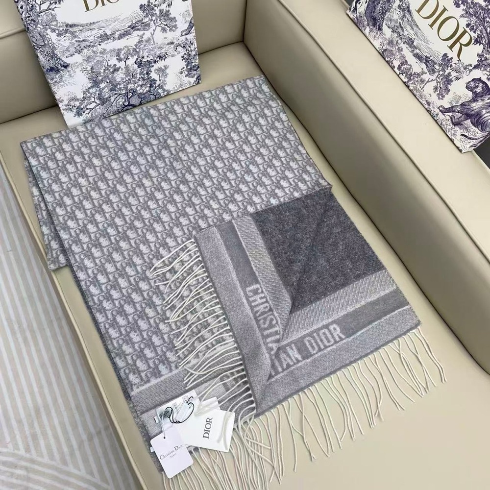 Dior Men's Scarf in Gray and Cream - Picture 10 of 10